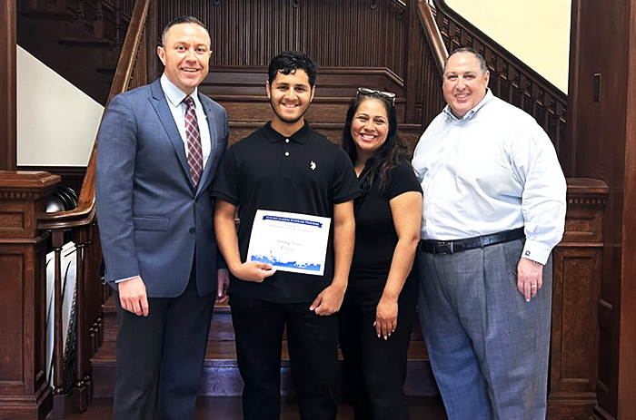 Futuro scholar receiving award