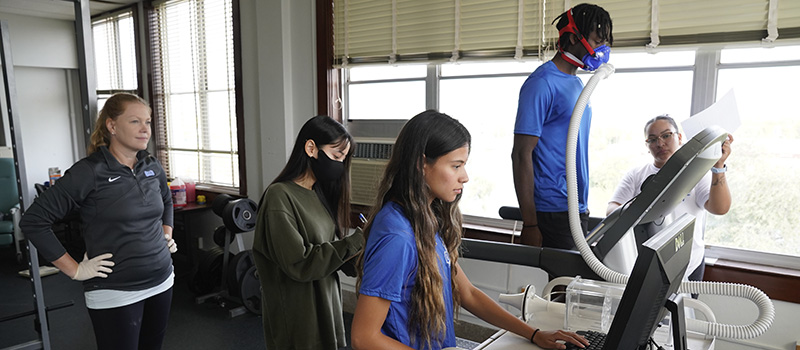 Kinesiology students run oxygen test