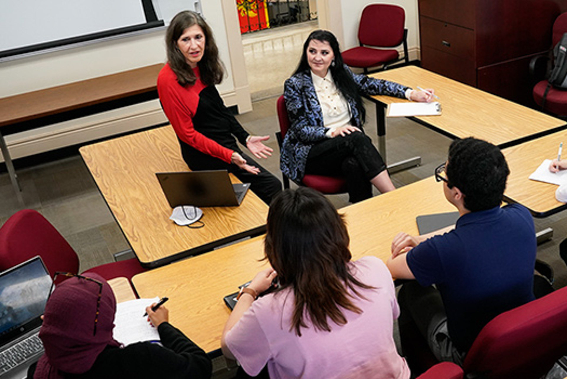 optimize_your_bs Psychology major students in classroom with professor, preparing for grad school by optimizing bachelor’s degree for research and career success.