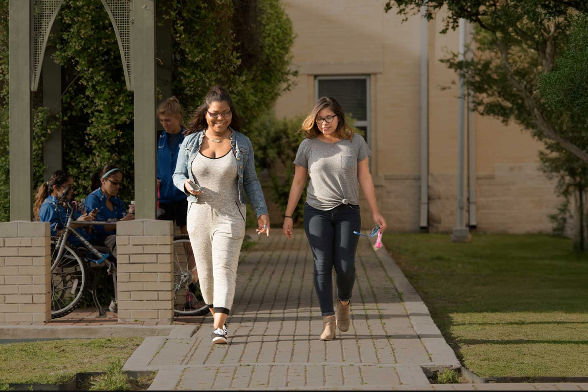 How to Decide Between Colleges in San Antonio This Spring